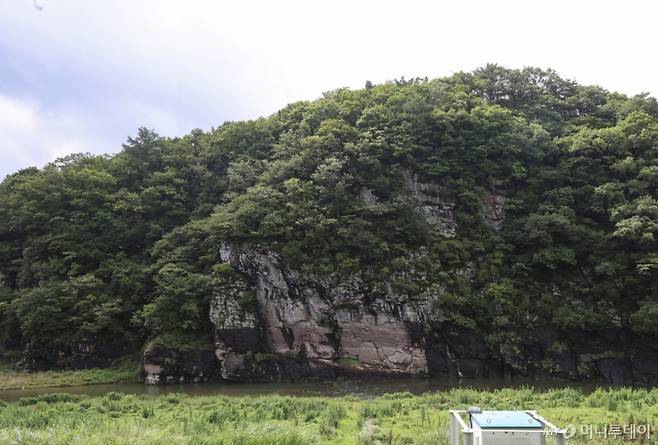 [울산=뉴시스] 김근수 기자 = 15일 울산광역시 울주군 대곡리 반구대 암각화 모습.  제47차 유네스코 세계유산위원회는 지난 12일 ‘반구천 암각화’의 세계유산 등재를 최종 결정했다. 2010년 세계유산 잠정 목록에 등재된 지 15년 만이다. 한국은 석굴암·불국사·해인사 장견판전 등에 이어 총 17건의 세계유산을 보유하게 됐다. 반구천은 울산시 울주군 언양읍 대곡리 반구대 암각화와 천전리 암각화를 아우른다. 2025.07.15. ks@newsis.com /사진=김근수