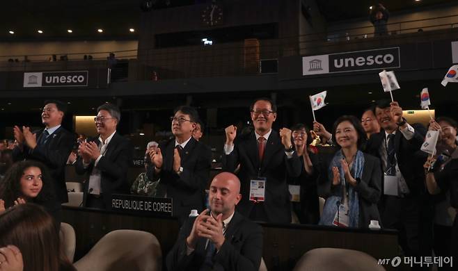 (파리=뉴스1) 이준성 기자 = 최응천 국가유산청장(왼쪽 세번째)과 박상미 주유네스코 대표부 대사(오른쪽), 그리고 정부대표단, 부산시 관계자 등이 16일(한국시간) 프랑스 파리 유네스코 본부에서 열린 제47차 유네스코 세계유산위원회에서 차기 세계유산위원회 개최지로 대한민국 부산이 확정되자 환호하고 있다. 2025.7.16/뉴스1  Copyright (C) 뉴스1. All rights reserved. 무단 전재 및 재배포,  AI학습 이용 금지. /사진=(파리=뉴스1) 이준성 기자