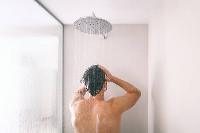 지나치게 꼼꼼한 샤워는 오히려 피부를 상하게 한다는 전문가 경고가 나왔다. 미지근한 물로 짧게 샤워하고 비누칠을 최소화하는 게 피부를 지키는 길이라고 했다. 샤워 참고 이미지./사진=게티이미지뱅크