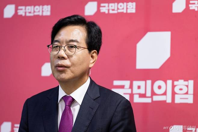 (서울=뉴스1) 유승관 기자 = 송언석 국민의힘 비상대책위원장 겸 원내대표가 16일 서울 여의도 국회에서 취재진과 만나 혁신위가 발표한 인적쇄신안에 대해 입장을 밝히고 있다.  이날 윤희숙 국민의힘 혁신위원장은 당사에서 기자간담회를 열고 송 비대위원장과 함께 나경원·윤상현·장동혁 의원을 지목하며 스스로 거취를 밝히라고 요구했다. 2025.7.16/뉴스1  Copyright (C) 뉴스1. All rights reserved. 무단 전재 및 재배포,  AI학습 이용 금지. /사진=(서울=뉴스1) 유승관 기자