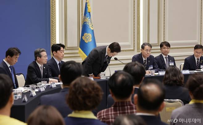 [서울=뉴시스] 최동준 기자 = 이재명 대통령이 16일 청와대 영빈관에서 열린 '기억과 위로, 치유의 대화' 사회적 참사 유가족과 간담회에서 참사 유가족들에게 고개숙여 인사하고 있다. 2025.07.16. photocdj@newsis.com /사진=최동준