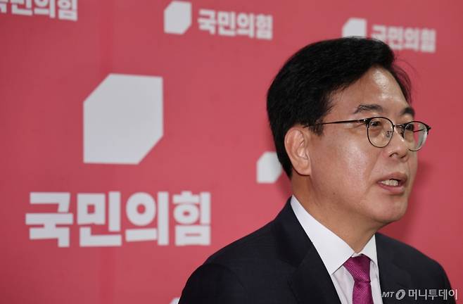 [서울=뉴시스] 김명년 기자 = 송언석 국민의힘 비상대책위원장 겸 원내대표가 16일 오후 서울 여의도 국회에서 윤희숙 혁신위원장의 '인적쇄신 대상' 발언 관련 입장을 밝히고 있다. 2025.07.16. kmn@newsis.com /사진=김명년