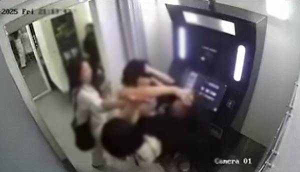 한국인 여성이 베트남 하노이 한 셀프 사진관(포토부스)에서 현지 여성을 폭행하는 사건이 발생했다. 사진은 베트남 하노이 한 포토부스에서 한국인 여성과 베트남 여성이 싸우는 모습. /사진=스레드 캡처