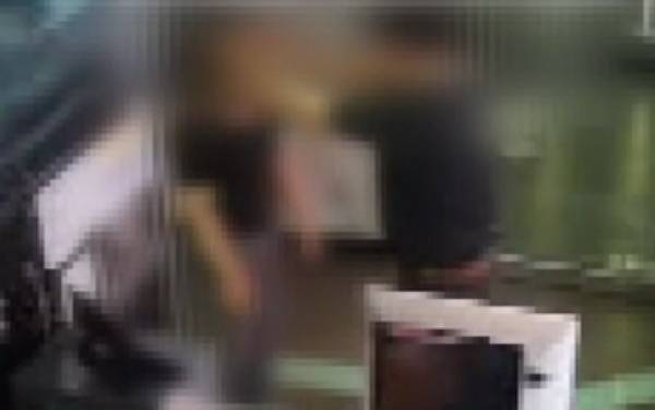 전국에 여러 지점을 둔 유명 노래주점 프랜차이즈 회장이 전 직원들에게 성추행 혐의로 피소됐다. 사진은 유명 노래주점 프랜차이즈 회장이 여직원을 성추행하는 장면. /사진=채널A 캡처
