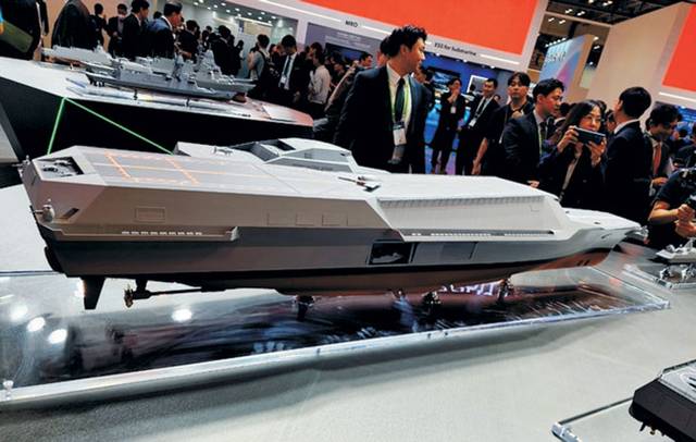 HD현대중공업이 지난 5월28일 부산 국제해양방위산업전(MADEX)에서 선보인 ‘다목적 유·무인 전력지휘함’ 모형.