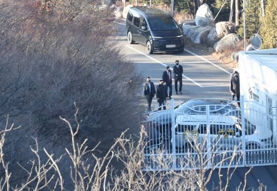 공수처가 윤석열 전 대통령의 체포영장 집행에 나섰을 당시 서울 용산구 한남동 대통령 관저 경내에서 대통령 경호처 인원들이 철문 앞을 차량으로 막고 있다. 연합뉴스