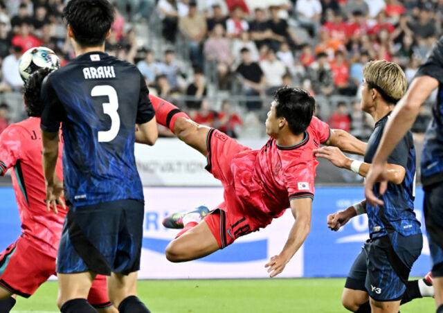 이호재(가운데)가 15일 한일전에서 발리슛을 날리고 있다. /용인미르스타디움=송일섭 기자