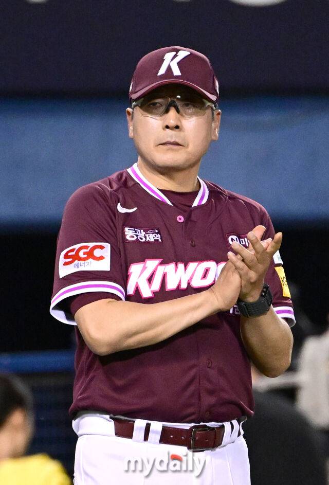 2025년 7월 10일 오후 서울 잠실구장에서 '2025 신한 SOL뱅크 KBO 리그' 키움 히어로즈와 LG 트윈스의 경기. 키움 홍원기 감독이 4-3으로 승리한 뒤 기뻐하고 있다./마이데일리
