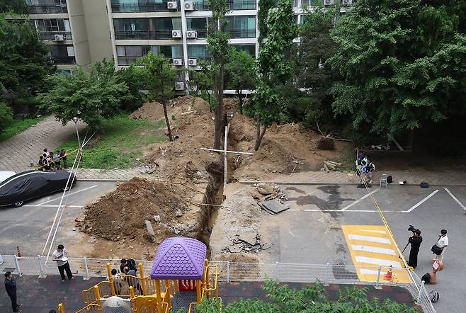 지난 6월 13일 오후 서울 강남구 대치동 은마아파트 하수관 교체 공사 현장에서 매몰 사고가 발생해 작업자 2명이 병원에 이송됐다. 60대 남성 유모 씨는 심정지 상태로 병원에 옮겨져 결국 사망했다. 50대 작업자는 경상을 입고 목숨을 건졌다. [연합]