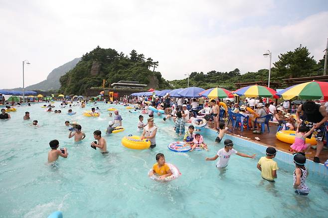 바닷가에서 용천수 민물로 물놀이하는 화순금모래 담수풀장