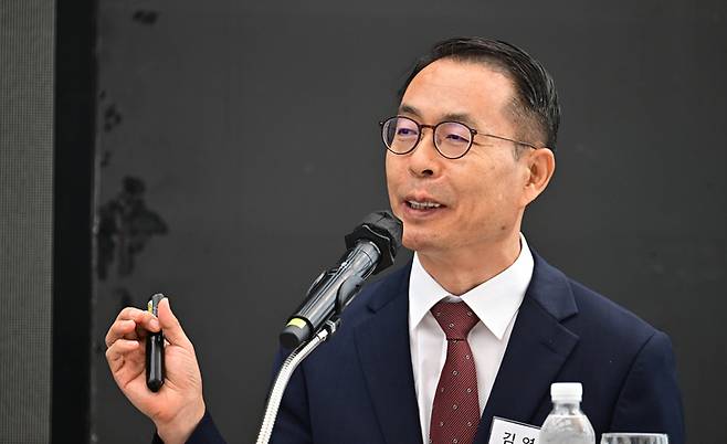 헤럴드경제와 법무법인 대륙아주가 공동 주최하는 중대재해예방 노동·안전법제포럼 7월 초청강연이 16일 서울 중구 앰배서더 서울 풀만 호텔에서 열린 가운데 김영규 법무법인 대륙아주 중대재해자문 부문장(파트너 변호사)이 연사로 참석해 강연을 하고 있다. 이상섭 기자