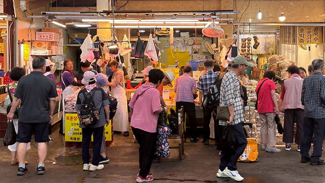 초복(20일)을 앞둔 14일 서울 경동시장의 한 생닭가게 앞이 사람들로 북적이고 있다.  박연수 기자