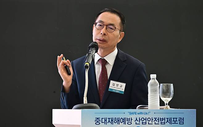 헤럴드경제와 법무법인 대륙아주가 공동 주최하는 중대재해예방 노동·안전법제포럼 7월 초청강연이 16일 서울 중구 앰배서더 서울 풀만 호텔에서 열린 가운데 김영규(왼쪽) 법무법인 대륙아주 중대재해자문 부문장(파트너 변호사)이 연사로 참석해 강연을 하고 있다.  이상섭 기자