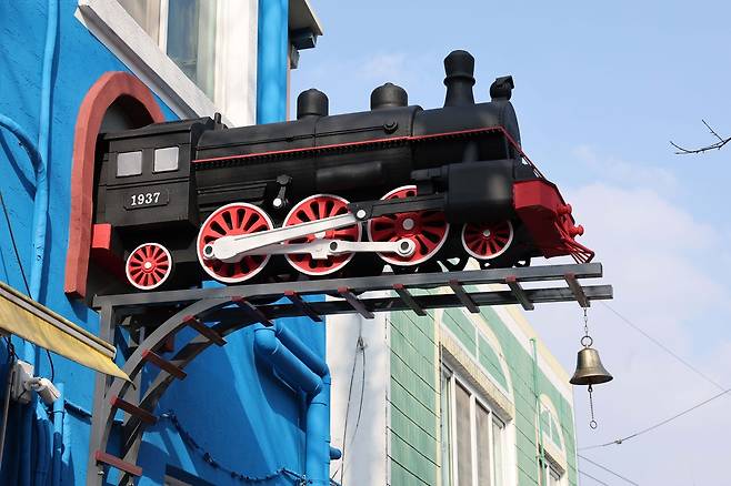 고려인종합지원센터·문빅토르미술관 외벽에 설치된 ‘1937 강제이주열차’ [자료=광산구]