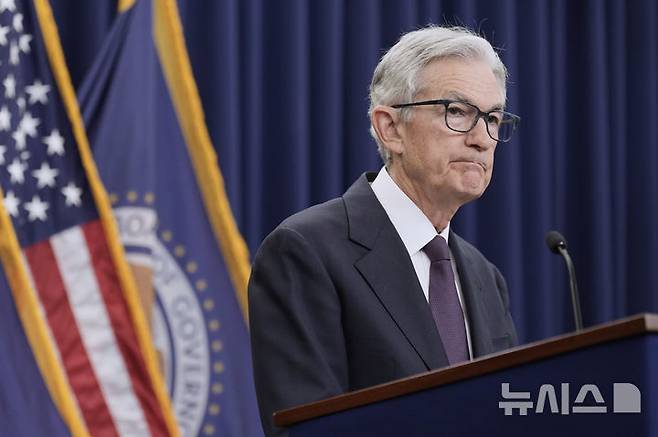 [워싱턴=AP/뉴시스]제롬 파월 미국 연방준비제도(Fed·연준) 의장이 지난달 18일(현지 시간) 워싱턴DC 연준에서 연방공개시장위원회(FOMC) 정례회의 후 기자회견을 하고 있다. 2025.07.16.