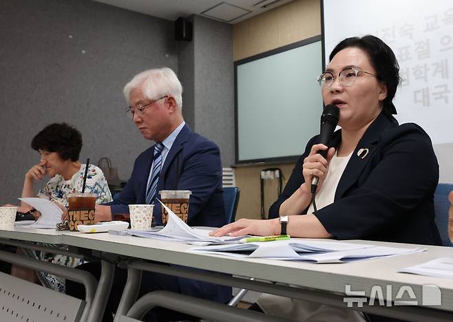 [서울=뉴시스] 배훈식 기자 = 김경한 전국사학민주회교수노조 위원장이 14일 오후 서울 용산구 비앤디파트너스 서울역점 강당에서 열린 이진숙 교육부 장관 후보자 논문표절 의혹 검증을 위한 범학계 국민검증단 대국민 보고회에서 발언하고 있다. 2025.07.14. dahora83@newsis.com