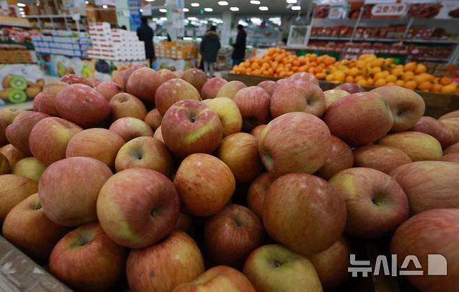 [서울=뉴시스] 고범준 기자 = 서울의 한 대형마트에서 사과가 판매되고 있다. 2025.01.01. bjko@newsis.com