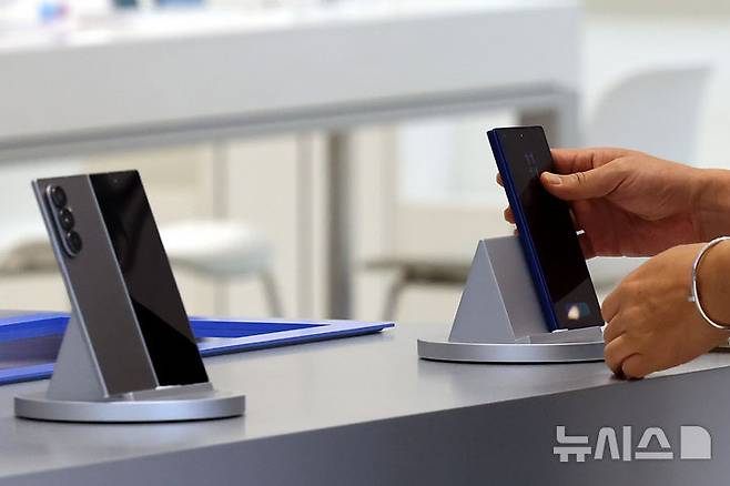 [서울=뉴시스] 박주성 기자 = 이동통신 3사가 갤럭시 Z폴드7과 Z플립7의 사전예약에 일제히 돌입한 15일 서울 마포구 삼성스토어 홍대에서 시민들이 갤럭시 Z폴드를 둘러보고 있다. 2025.07.15. park7691@newsis.com