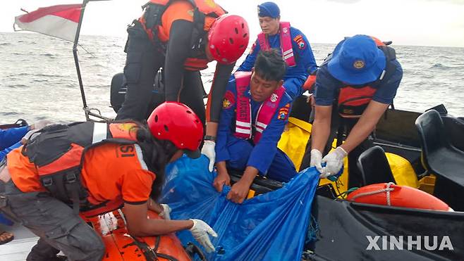 [ 바뉴왕기( 인도네시아)=신화/뉴시스]인도네시아 바뉴왕기 북부에서 해상 구조대가 7월8일  1주일전 침몰한 페리 여객선의 승객 시신을 수습하고 있다. 2025. 07.16.