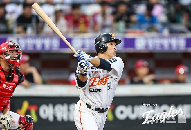 [서울=뉴시스] 프로야구 한화 이글스 문현빈이 8일 대전 한화생명볼파크에서 열린 2025 신한 쏠뱅크 KBO리그 KIA 타이거즈와의 경기에서 안타를 치고 있다. (사진=한화 이글스 제공) 2025.07.08.