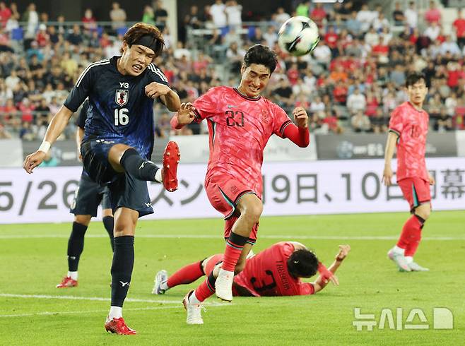 [용인=뉴시스] 김진아 기자 = 15일 경기 용인미르스타디움에서 열린 2025 동아시아축구연맹(EAFF) E-1 챔피언십(동아시안컵) 남자부 한국과 일본의 경기, 한국 서민우가 볼다툼을 하고 있다. 2025.07.15. bluesoda@newsis.com