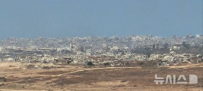 [스데로트=뉴시스]김난영 기자 = 이스라엘 남부 스데로트에서 바라본 지난 5월21일(현지시각) 가자 지구 모습. 많은 빌딩이 폐허가 되어 있다. 저명한 홀로코스트 학자인 오메르 바르토브 미 브라운대 석좌교수가 이스라엘의 가자 군사 행동을 집단학살로 규정했다. 2025.07.15.