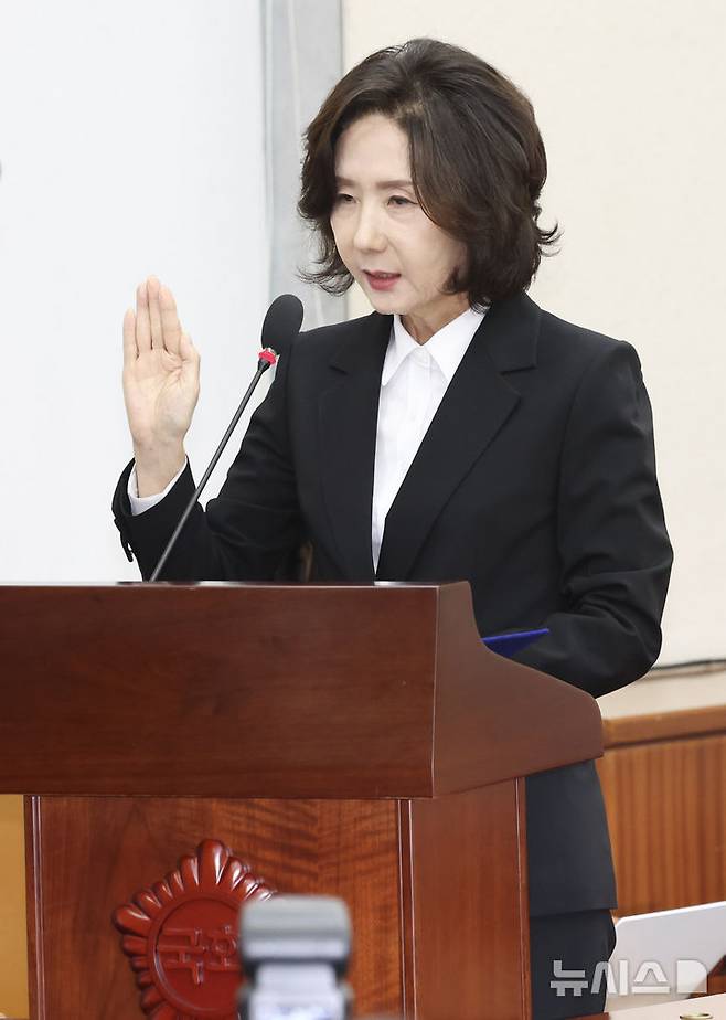 [서울=뉴시스] 고승민 기자 = 이진숙 사회부총리 겸 교육부 장관 후보자가 16일 서울 여의도 국회 교육위원회에서 열린 인사청문회에서 선서를 하고 있다. 2025.07.16. kkssmm99@newsis.com