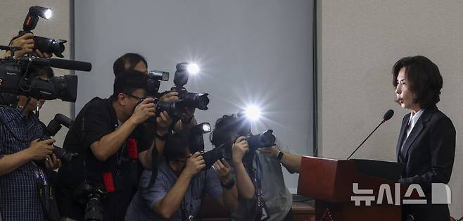 [서울=뉴시스] 조성봉 기자 = 이진숙 사회부총리 겸 교육부 장관 후보자가 16일 서울 여의도 국회 교육위원회에서 열린 인사청문회에서 모두발언을 하고 있다. 2025.07.16. suncho21@newsis.com