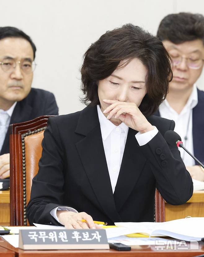 [서울=뉴시스] 고승민 기자 = 이진숙 사회부총리 겸 교육부 장관 후보자가 16일 서울 여의도 국회 교육위원회에서 열린 인사청문회에서 질의를 듣고 있다. 2025.07.16. kkssmm99@newsis.com