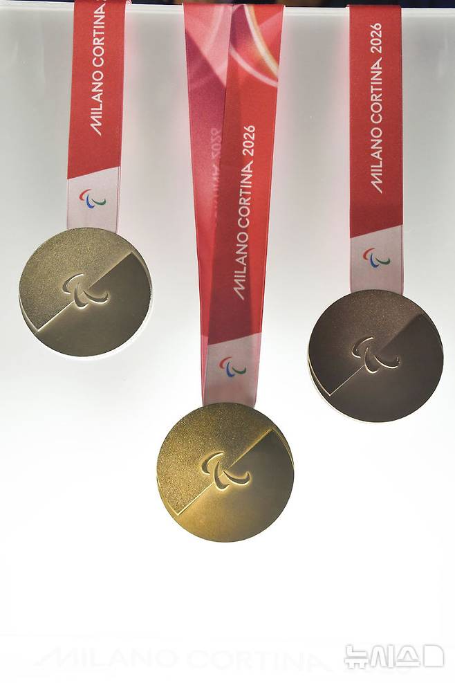 [베네치아=AP/뉴시스] 2026년 밀라노·코르티나담페초 동계패럴림픽 메달. 2026.07.15