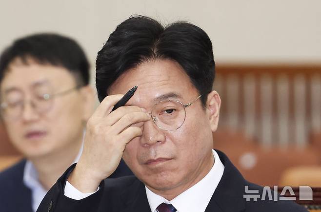 [서울=뉴시스] 김명년 기자 = 김영훈 고용노동부 장관 후보자가 16일 오전 서울 여의도 국회 환경노동위원회에서 열린 인사청문회에서 안경을 만지고 있다. 2025.07.16. kmn@newsis.com