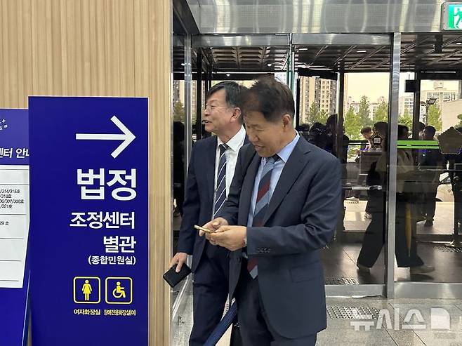 [대전=뉴시스] 김도현 기자 = 16일 오전 대전 서구 둔산동 대전지법에서 김수현·김상조 전 청와대 정책실장이 통계조작 관련 재판에 참석하기 위해 법정으로 이동하고 있다. 2025.07.16. kdh1917@newsis.com