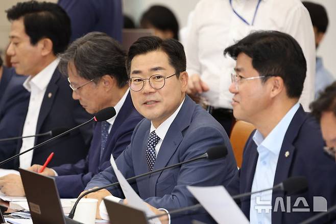 [서울=뉴시스] 고승민 기자 = 더불어민주당 당대표 후보인 박찬대 의원이 15일 서울 여의도 국회에서 열린 정무위원회의 권오을 국가보훈부 장관 후보자 인사청문회에서 인사말을 하고 있다. 2025.07.15. kkssmm99@newsis.com