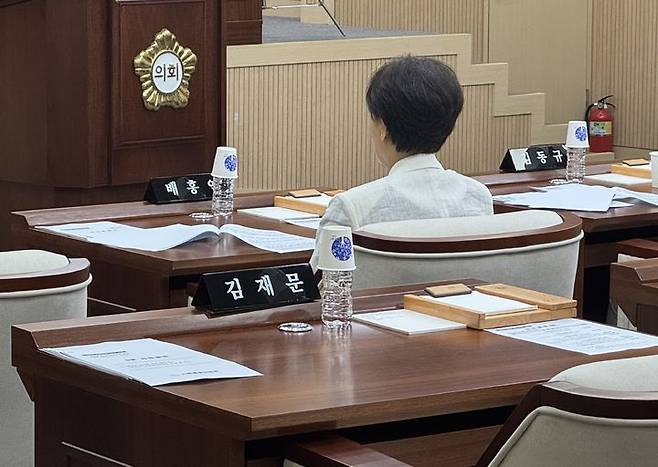 [대구=뉴시스] 정재익 기자 = 16일 대구 동구의회에서 열린 제345회 임시회 제2차 본회의 장소에 김재문 구의원의 자리가 비어있다. 2025.07.16. jjikk@newsis.com *재판매 및 DB 금지