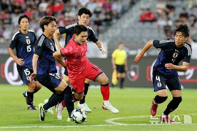 [용인=뉴시스] 김진아 기자 = 15일 경기 용인미르스타디움에서 열린 2025 동아시아축구연맹(EAFF) E-1 챔피언십(동아시안컵) 남자부 한국과 일본의 경기, 한국 이동경이 일본 하야오 가와베의 태클에 걸려 넘어지고 있다. 2025.07.15. bluesoda@newsis.com