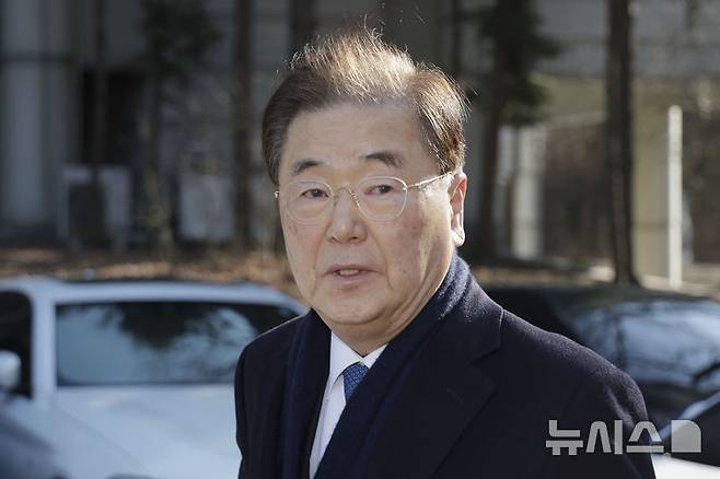 [서울=뉴시스] 최동준 기자 = 정의용 전 국가안보실장이 지난 2월 서울 서초구 서울중앙지방법원에서 열린 탈북 어민 강제북송 사건에 대해 징역형 선고 유예 선고를 받은 뒤 법원을 나서고 있다. 2025.02.19. photocdj@newsis.com