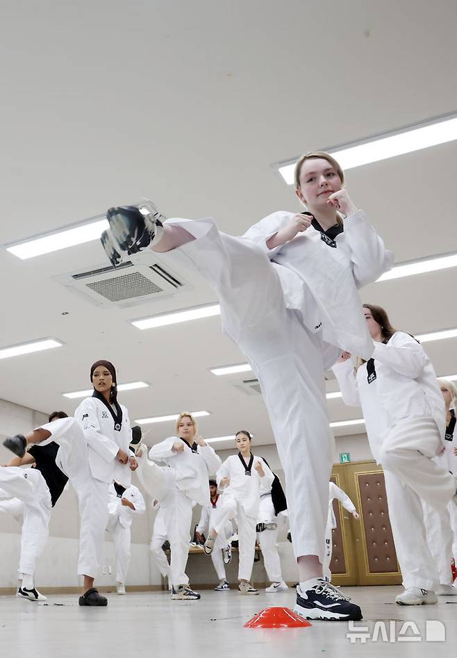 [부산=뉴시스] 하경민 기자 = '2025 부산대학교 서머 스쿨(PNU Summer School)'에 참가한 해외 대학 외국인 학생들이 16일 부산 금정구 부산대학교 학생회관에서 태권도를 배우고 있다.  대만·미국·벨기에·일본·프랑스 등 12개국 17개 해외 유수 명문대학에서 엄선된 50명의 외국인 학생들은 오는 8월1일까지 부산대에서 학점을 취득하면서 집중 한국어 강좌, 전통문화 체험, 지역 현장 학습, 산업체 견학, 문화교류 등에 참여한다. 2025.07.16. yulnetphoto@newsis.com