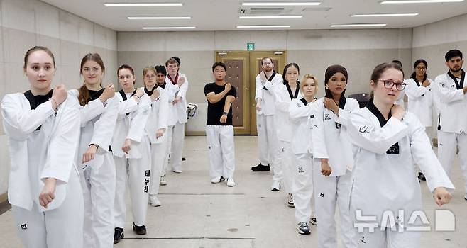 [부산=뉴시스] 하경민 기자 = '2025 부산대학교 서머 스쿨(PNU Summer School)'에 참가한 해외 대학 외국인 학생들이 16일 부산 금정구 부산대학교 학생회관에서 태권도를 배우고 있다.  대만·미국·벨기에·일본·프랑스 등 12개국 17개 해외 유수 명문대학에서 엄선된 50명의 외국인 학생들은 오는 8월1일까지 부산대에서 학점을 취득하면서 집중 한국어 강좌, 전통문화 체험, 지역 현장 학습, 산업체 견학, 문화교류 등에 참여한다. 2025.07.16. yulnetphoto@newsis.com