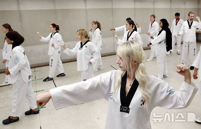 [부산=뉴시스] 하경민 기자 = '2025 부산대학교 서머 스쿨(PNU Summer School)'에 참가한 해외 대학 외국인 학생들이 16일 부산 금정구 부산대학교 학생회관에서 태권도를 배우고 있다.  대만·미국·벨기에·일본·프랑스 등 12개국 17개 해외 유수 명문대학에서 엄선된 50명의 외국인 학생들은 오는 8월1일까지 부산대에서 학점을 취득하면서 집중 한국어 강좌, 전통문화 체험, 지역 현장 학습, 산업체 견학, 문화교류 등에 참여한다. 2025.07.16. yulnetphoto@newsis.com