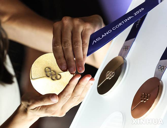 [베네치아=신화/뉴시스] 15일(현지 시간) 이탈리아 베네치아 그랑데 운하 팔라초 발비에서 2026년 밀라노·코르티나담페초 동계올림픽 공식 메달이 공개되고 있다. 2025.07.16.