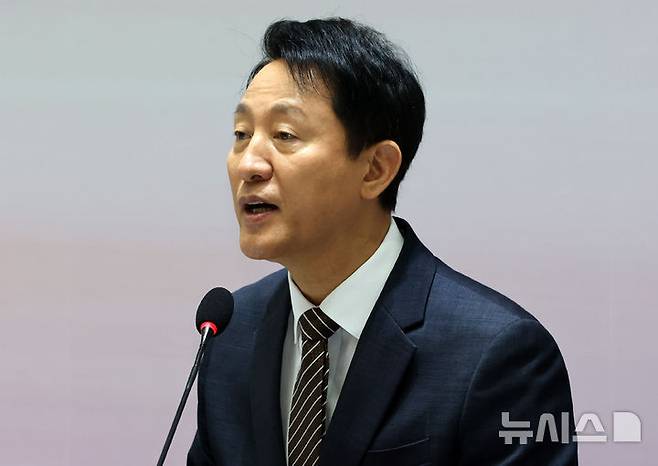 [서울=뉴시스] 권창회 기자 = 오세훈 서울시장이 16일 오전 서울 중구 서울시청에서 열린 민선 8기 취임 3주년 기자간담회에서 인사말을 하고 있다. (공동취재) 2025.07.16. photo@newsis.com