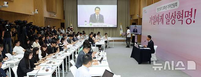 [서울=뉴시스] 권창회 기자 = 오세훈 서울시장이 16일 오전 서울 중구 서울시청에서 열린 민선 8기 취임 3주년 기자간담회에서 인사말을 하고 있다. (공동취재) 2025.07.16. photo@newsis.com