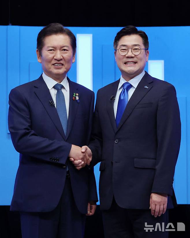 [서울=뉴시스] 국회사진기자단 = 정청래·박찬대(오른쪽) 더불어민주당 당대표 후보가 16일 서울 양천구 목동 SBS에서 열린 TV토론회에 앞서 기념촬영을 하고 있다. 2025.07.16. photo@newsis.com