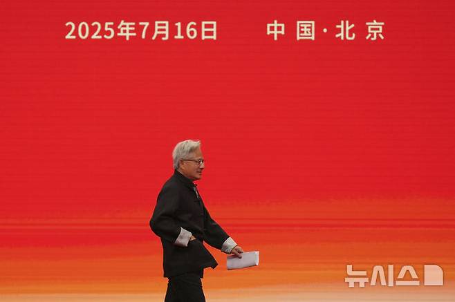 [베이징=AP/뉴시스] 젠슨 황 엔비디아 최고경영자(CEO)가 16일(현지 시간) 중국 베이징에서 열린 제3회 중국 국제 공급망 촉진 박람회 개막식에서 기조연설을 위해 이동하고 있다. 2025.07.16.