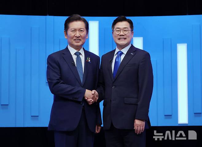 [서울=뉴시스] 국회사진기자단 = 정청래·박찬대(오른쪽) 더불어민주당 당대표 후보가 16일 서울 양천구 목동 SBS에서 열린 TV토론회에 앞서 기념촬영을 하고 있다. 2025.07.16. photo@newsis.com