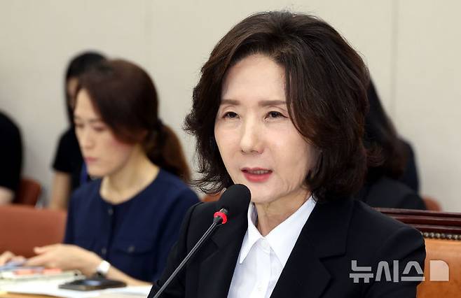 [서울=뉴시스] 조성봉 기자 = 이진숙 사회부총리 겸 교육부 장관 후보자가 16일 서울 여의도 국회 교육위원회에서 열린 인사청문회에서 의원의 질의에 답변하고 있다. 2025.07.16. suncho21@newsis.com