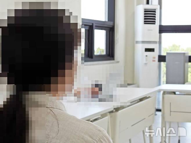 [제주=뉴시스] 오영재 기자 = 18일 제주시 모처에서 피해 교사가 발언하고 있다. 해당 교사는 제주 모 고등학교 재직 중 학생으로부터 부적절한 신체적 접촉 피해를 입었다. 관련 교권보호위원회가 진행 중이다. 2025.06.18. oyj4343@newsis.com