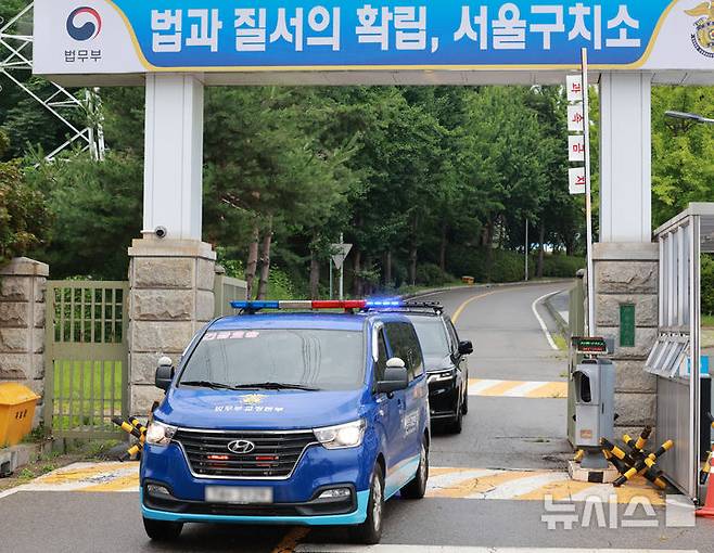 [의왕=뉴시스] 이영환 기자 = 내란 특검팀(특별검사 조은석)이 재구속 이후 소환조사에 불응하고 있는 윤석열 전 대통령에 대해 3차 강제 구인에 나선 16일 경기 의왕시 서울구치소에서 호송차량이 나오고 있다.한편 윤 전 대통령 변호인단은 이날 오전 서울중앙지법에 구속적부심을 청구했으며 법조계에 따르면 서울중앙지법 형사9-2부(부장판사 류창성·정혜원·최보원)는 오는 18일 오전 10시30분 서관 321호에서 윤 전 대통령의 구속적부심을 연다. 2025.07.16. 20hwan@newsis.com