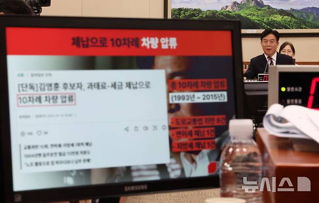 [서울=뉴시스] 김명년 기자 = 김영훈 고용노동부 장관 후보자가 16일 오전 서울 여의도 국회 환경노동위원회에서 열린 인사청문회에서 질의에 답하고 있다. 2025.07.16. kmn@newsis.com