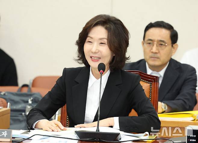 [서울=뉴시스] 고승민 기자 = 이진숙 사회부총리 겸 교육부 장관 후보자가 16일 서울 여의도 국회 교육위원회에서 열린 인사청문회에서 의원 질의에 답하고 있다. 2025.07.16. kkssmm99@newsis.com